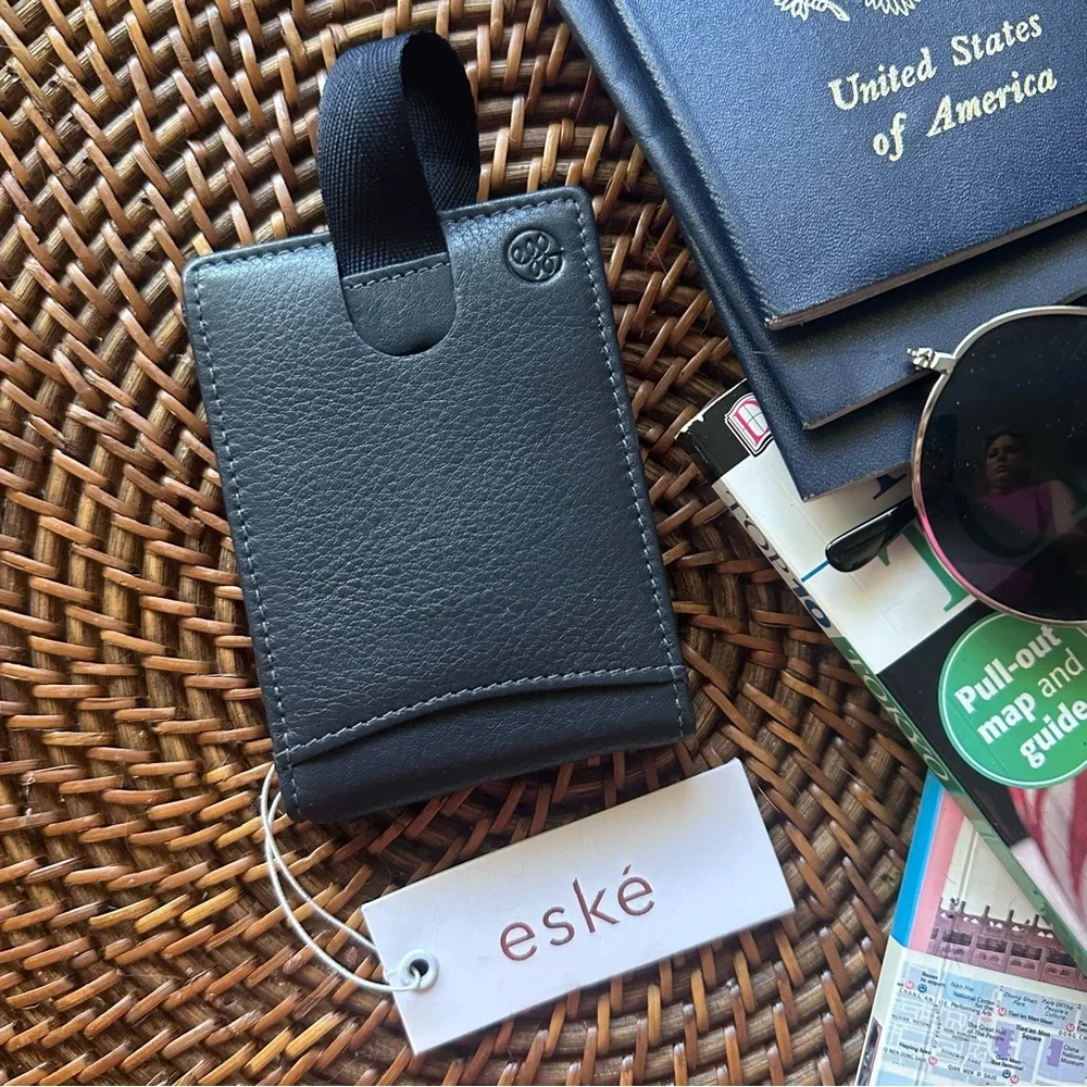 ESKE Navy Blue “Quinn” Genuine Italian Leather Slim RFID Blocking Wallet NWT